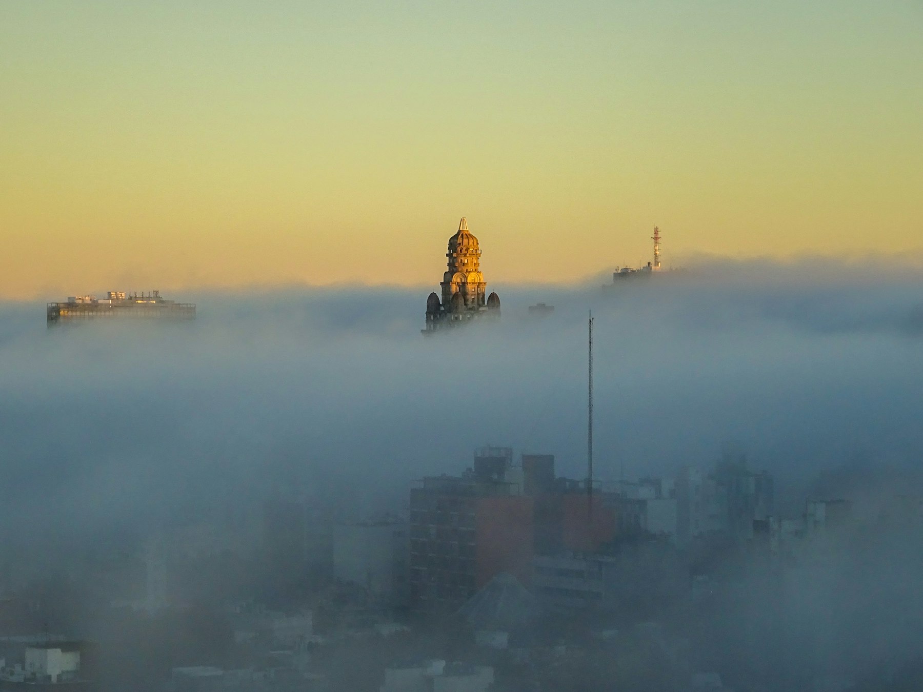 Palacio Salvo entre la niebla al amanecer en Montevideo